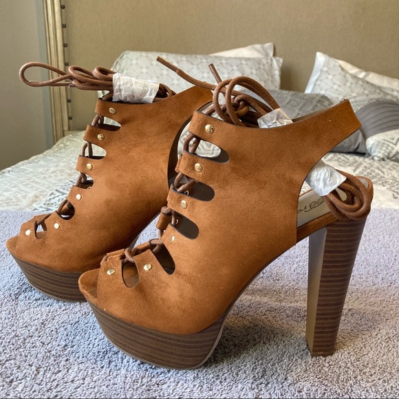 Breckelles Shoes - Breckelle’s Betsey-45W Tan Peep Toe Chunky Platform Heels size 8.5